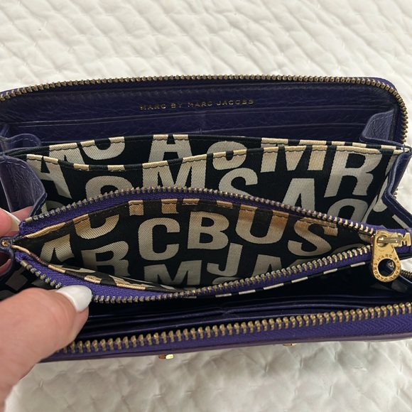 Marc by Marc Jacob’s leather wallet with zip around closure - Picture 4 of 12